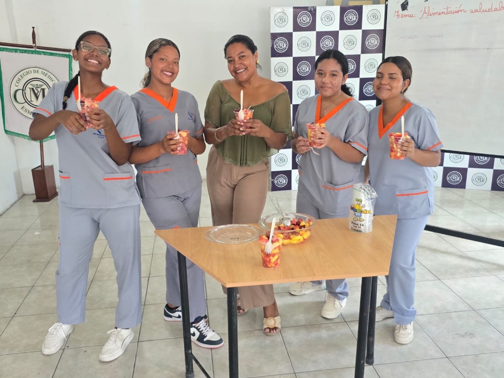 Estudiantes en clase práctica