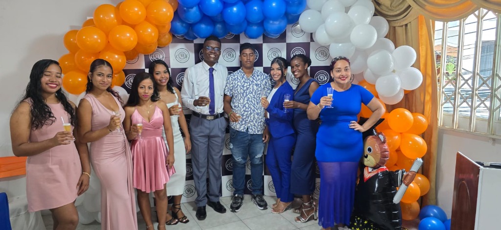 Graduados celebrando