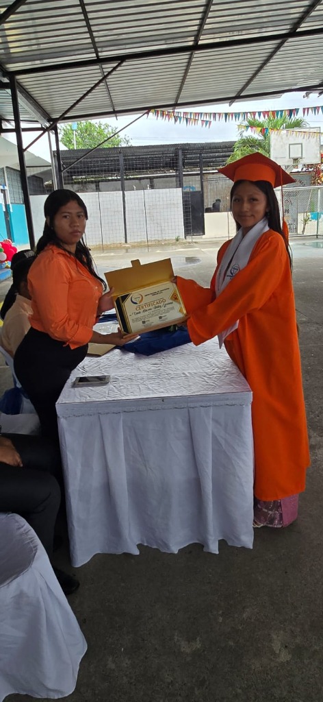 Graduada recibiendo diploma